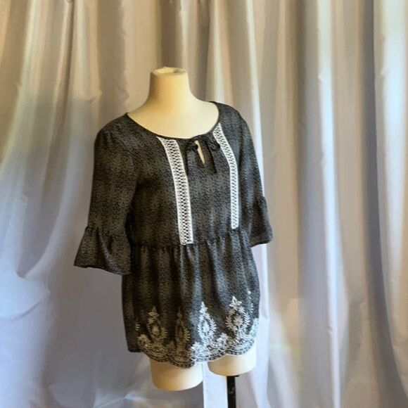 NWOT semi sheer top with embroidery in white size small - Picture 1 of 11